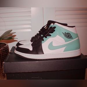 Men’s Jordan 1 Mid Tropical Twist Igloo